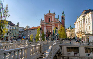 Bridge building people walking background - a few building free wallpaper