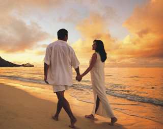 Man woman holding hands beach 2 - the ocean in the background free wallpaper