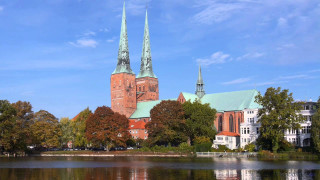 Church tower spires reflection lake - a row of buildings free wallpaper