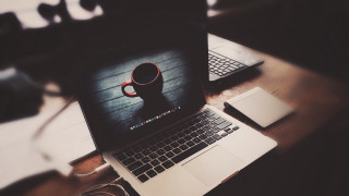 Laptop coffee wooden desk blurry - adobe lightroom free wallpaper