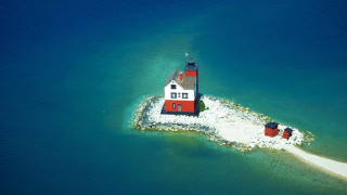 Small red white lighthouse island - a red roof free wallpaper