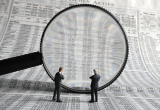 Figurines magnifyingglass newspaper berndfasching cityscape - a newspaper free wallpaper