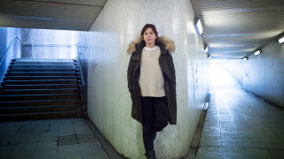 Woman tunnel coat shoulders coat - a coat free wallpaper for desktop