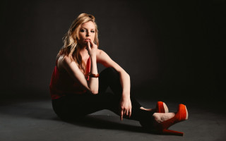 Woman sitting ground hand chin - carey morris free wallpaper