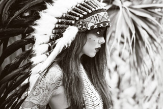 Woman native american headdress feathers - fashion photography free wallpaper