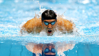 Man swimming pool goggles helmet - clear focus free wallpaper