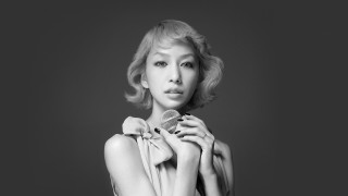 Woman microphone black white photo - ayami kojima free wallpaper