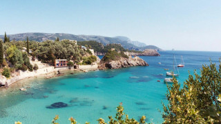 Beach boats hill trees bushes - free landscape wallpaper for desktop