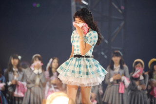 Woman dress cellphone stage crowd - aya goda free wallpaper