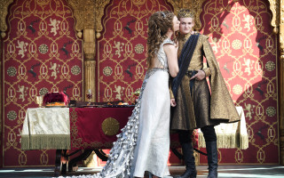 Medieval couple kissing red wall - game free wallpaper for desktop