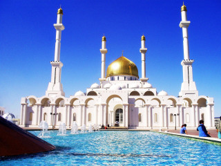 White building golden dome fountain - the step free wallpaper