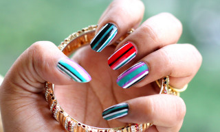 Woman holding ring multicolored nails - op art free wallpaper