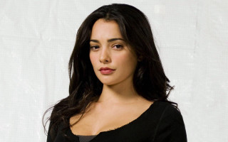 Woman longhair blackshirt promotional araceli - a white backdrop free wallpaper