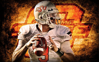 Football player holding ball grunge - conroy maddox free wallpaper