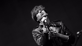 Man holding microphone stage speaking - his mouth free wallpaper