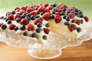 Berry cream cake glass plate - eve disher free wallpaper