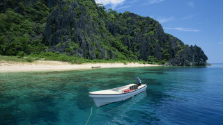 Anchored boat beach mountains scenery - a sandy beach free wallpaper