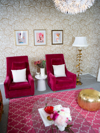 Living room chairs table vase - vibrant color scheme free wallpaper