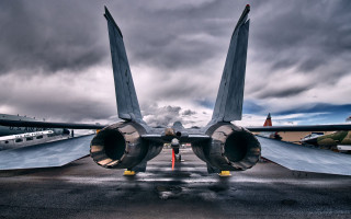 Jet plane runway cloudy sky 4 - a runway under a cloudy sky free wallpaper