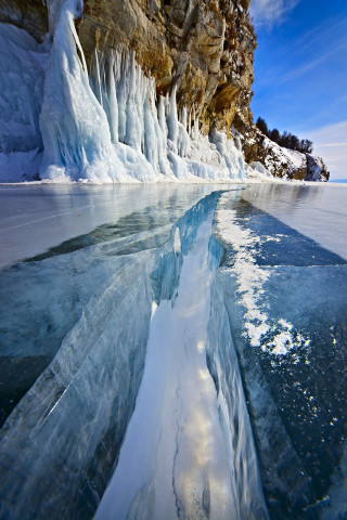 Large iceberg long ice line - free nature wallpaper for mobile