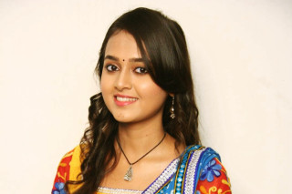 Woman colorful dress smile necklace - her face and a necklace free wallpaper for desktop