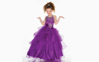 Young girl purple dress posing - a purple dress free wallpaper for desktop