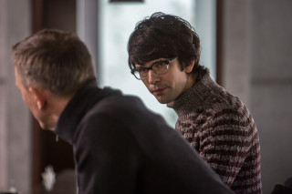 Man glasses looking another man - glass free wallpaper