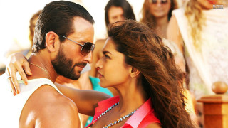 Man woman standing together crowd - free beach wallpaper for desktop