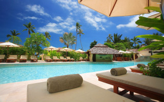 Poolside lounge chairs umbrellas blue - a large pool free wallpaper