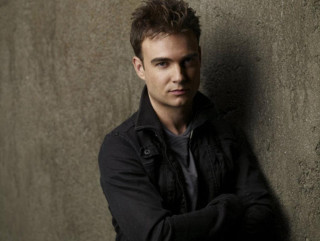 Man leaning wall arms crossed 2 - a man leaning against a wall free wallpaper