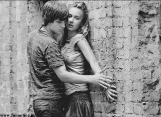 Man woman hug stone wall - against free wallpaper