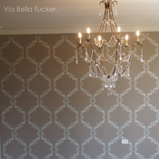 Chandelier ceiling wallpapered room interior - a ceiling in a room free wallpaper