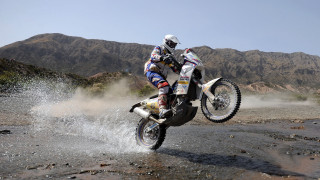 Dirt bike water track mountains - action pose free wallpaper
