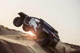 Truck jumping sand dune desert - the sun free wallpaper