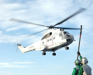 Helicopter beach couple people flag - a beach free wallpaper for desktop