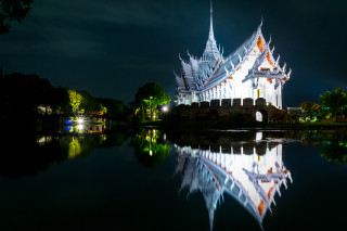 Large building clock tower water 9 - top of its free wallpaper