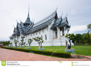 White building garden cloudy sky - a garden in front free wallpaper for desktop