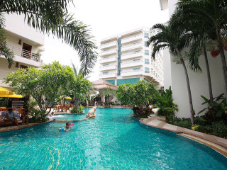 Large pool yellow umbrella people - a large swimming pool free wallpaper