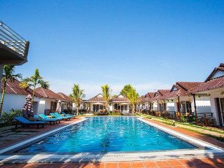 Pool lounge chairs palm trees - free holidays wallpaper for desktop