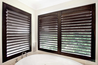 Bath tub windows wooden blinds - free rain wallpaper for desktop