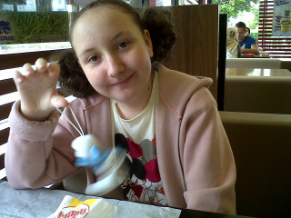 Girl coffee pastry cake table - a girl sitting free wallpaper