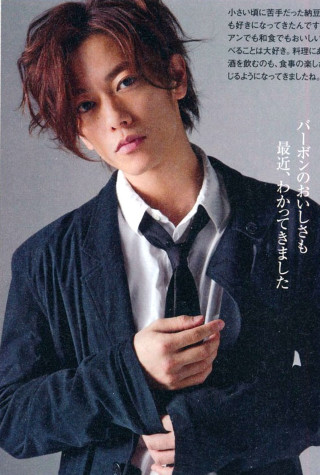 Man suit tie hands phone - aya goda free wallpaper