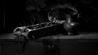 Wooden box crown thorns vase - needle free wallpaper