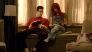 Man woman couch cellphone livingroom - movie free wallpaper