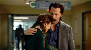 Man woman hug hallway building - in the background free wallpaper