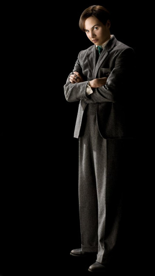 Man suit tie crossed arms 3 - chiaroscuro free wallpaper