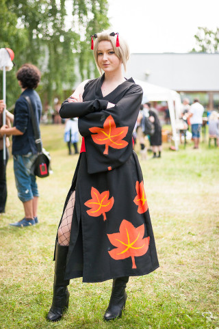 Woman black dress coat cosplay - free autumn wallpaper for mobile