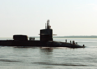 Submarine people water side standing - a submarine free wallpaper