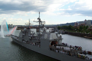 Battleship people water fountain background - a fountain in the background free wallpaper