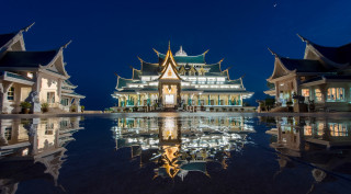 Large building windows reflection water - ding yunpeng free wallpaper for desktop